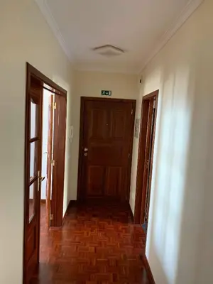 an empty hallway with a door and wooden floors at Ilha Atlântico in Caniço