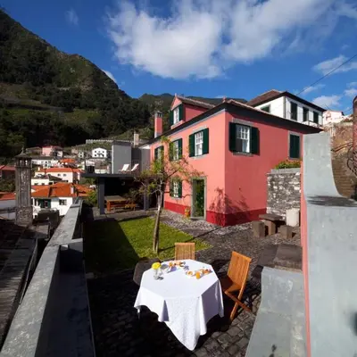 a table on the balcony of a house at Casa do João da Eira in Seixal