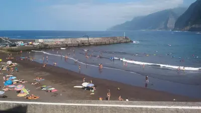 a group of people on a beach near the ocean at Casa do João da Eira in Seixal