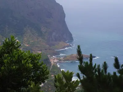 a view of the ocean and a mountain at O Clube in Porto da Cruz