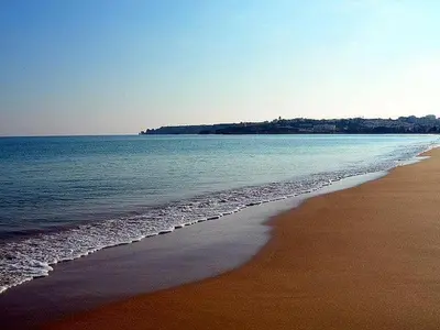 a beach with the ocean and the shoreline at Proa Chamaco - Lagos in Lagos