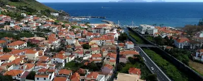 an aerial view of a town next to the ocean at Casa do pescador in Machico