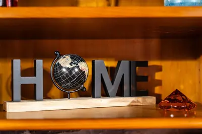 a sign that says the word him next to a globe at King's House - Centennial House in Arco da Calheta