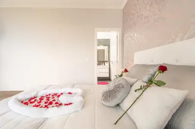 a bedroom with a bed with a red and white pillow at Casa das Abertas in Calheta