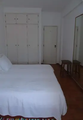 a bedroom with a large white bed and a mirror at Cantinho Das Estrelas, Luz Lagos in Luz