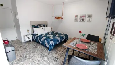 a small bedroom with a bed and a table with a table sidx sidx at Apartamento Burgo 