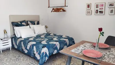 a bedroom with a bed with a blue and white comforter at Apartamento Burgo 