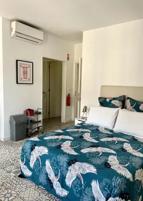 a bedroom with a bed with a blue and white blanket at Apartamento Burgo 