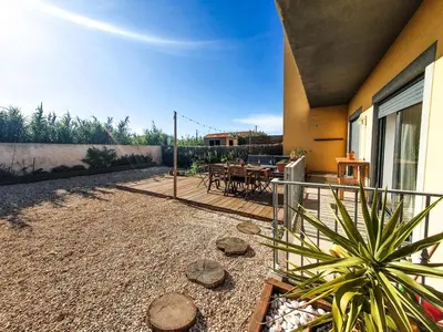 a house with a patio with a table and chairs at Casa Mawi in Sagres