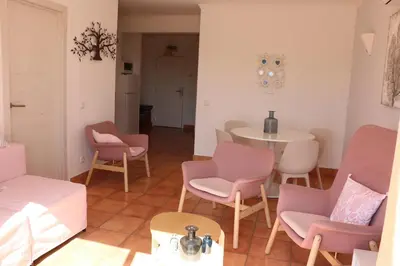 a living room with a table and chairs at Lagos Vila Mós 59 in Lagos