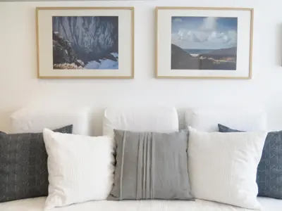 a living room with a couch with two pictures on the wall at IM On Luz Arte in Luz