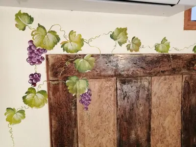 a painting of grapes and leaves on a wall at Vila Maria Quinta 13 