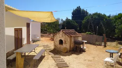 a backyard with a house and a dog house at O Nosso Lar in Lagos