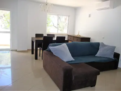 a living room with a couch and a table at Belinha Guest House in Luz