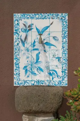 a blue and white tile with a bird on a wall at Vila Maria Quinta 5 