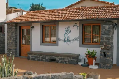 a house with a mural on the side of it at Vila Maria Quinta 1 