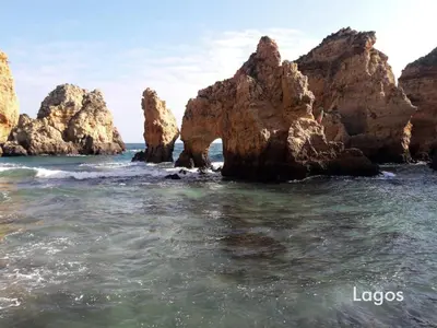 a group of rocks in the water near the ocean at maresoul - Ferienapartment mar in Raposeira