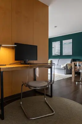 a room with a desk with a monitor and a chair at maresoul - Ferienapartment soul in Raposeira