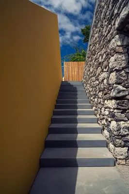 a stairway leading up to a stone wall at Casa da Cal - by Casas na Ilha in Câmara de Lobos