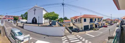 a small town with a church and a street with cars at CASA Da CERCA ACHADA De GAULA in Santa Cruz