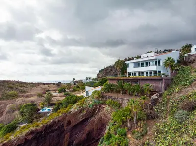 a house on the side of a cliff at FLH Vivenda Belo Horizonte with Sea View in Caniço