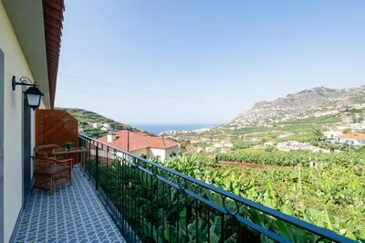 a balcony with a view of the ocean at Quinta da Saraiva in Câmara de Lobos