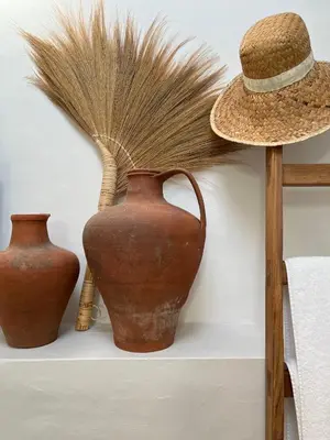 two vases and a straw hat on a wall at Casa da Oliveira - Bordeira in Bordeira