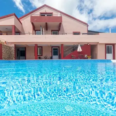 Comfortable apartment with shared pool in Prazeres