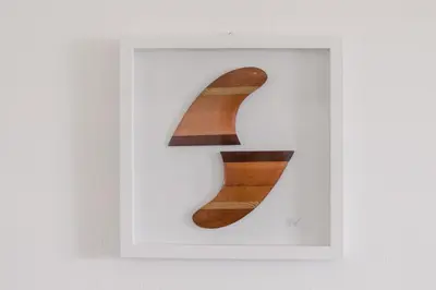 a wooden object in a white frame on a wall at Casa Oceano-Mar a vista in Raposeira