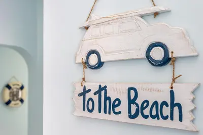 a sign that says to the beach with a car on it at Mariners (4) - Bright and stylish apartment in Luz