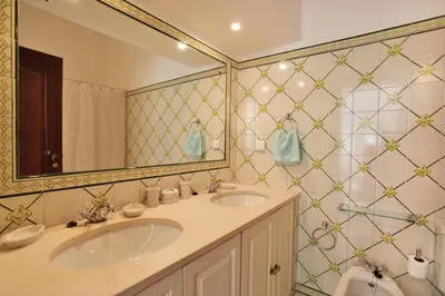 a bathroom with two sinks and a large mirror at Casa dos Gemeos in Luz