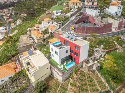 an aerial view of a house in a city at GuestReady - Sonho dos Avós in Câmara de Lobos