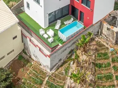 an aerial view of a house with a swimming pool at GuestReady - Sonho dos Avós in Câmara de Lobos