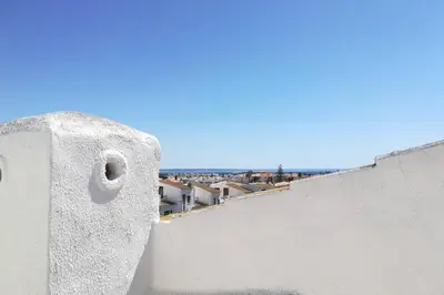a white wall with a hole in the side of it at Casa da Torre Alta in Lagos