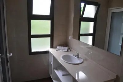 a bathroom with a sink and a mirror at Descobrir Madeira in Gaula
