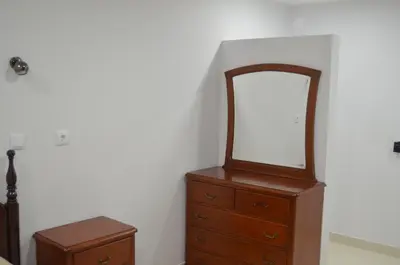 a mirror on top of a dresser next to a bed at Descobrir Madeira in Gaula