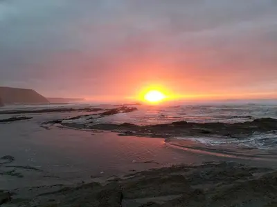a sunset over the ocean with the sun setting at Komfortables Town House in traumhafter Lage in Budens