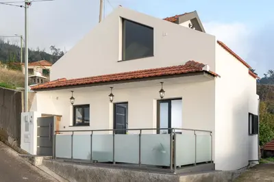 a white house with a balcony at Casa Zé, in Arco da Calheta