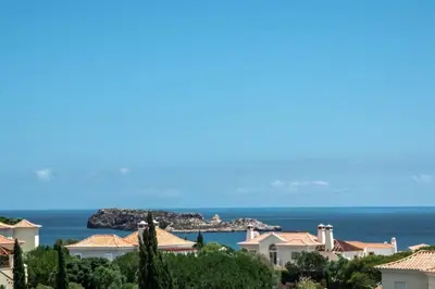 a view of houses and the ocean at Casa Gribouille in Sagres