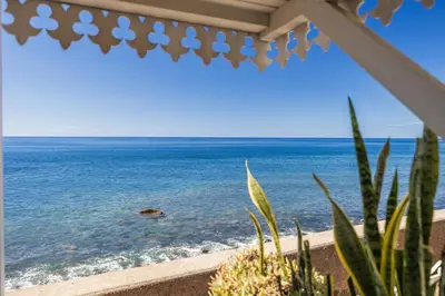 a view of the ocean from a beach house at Casa do Cais in Calheta