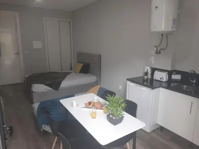 a small room with a table and a kitchen at Marques studio in Porto da Cruz