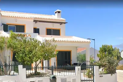 a white house with a fence in front of it at Kichershome in Sagres