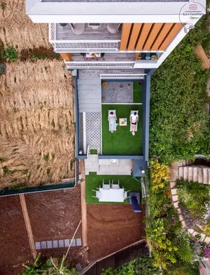 an overhead view of a house with two dogs in a yard at La Chambre Rose in Ponta do Sol
