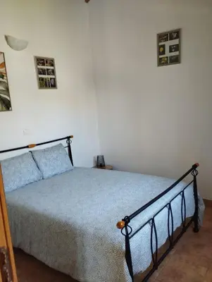 a bedroom with a bed in a white wall at Coureladaltura in Aljezur
