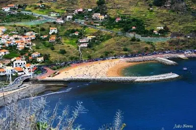 an aerial view of a beach with a group of people at Apartamento T2-5m Aeroporto CR7 in Santa Cruz