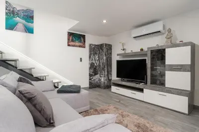 a living room with a tv and a couch at Casa Da Portada in Calheta