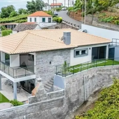 House - sleeps 3 free parking garden & jacuzzi