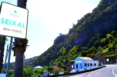 a sign on the side of a road with a mountain at Lazy Lizard Studio in Seixal