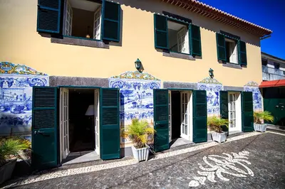a building with blue and white paint on it at Casa Das Videiras in Seixal