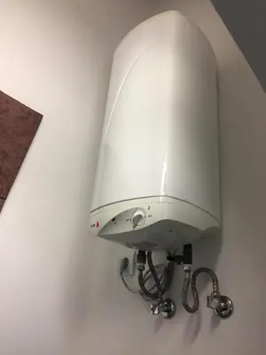 a white lamp on the corner of a wall at Casa Malbusca in Almagrinha